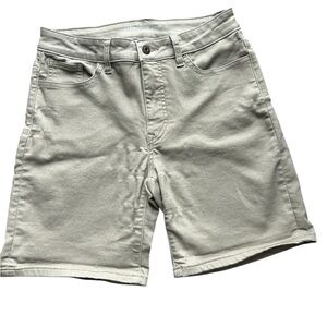 Parasuco beige  stretchy bermuda shorts, zip/ button closure, Size 8